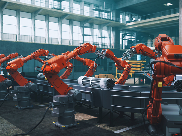 Fabrikhalle mit Roboterarmen und Produktionsband