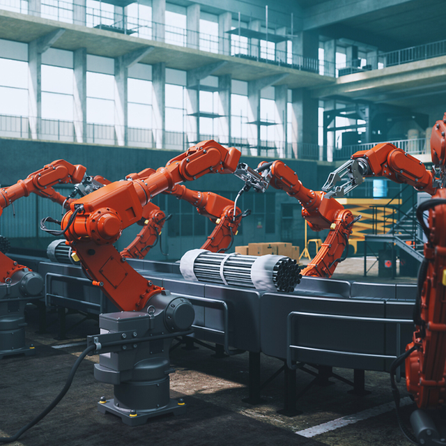 Fabrikhalle mit Roboterarmen und Produktionsband