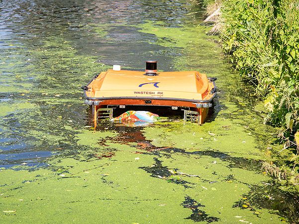 WasteShark von RanMarine sammelt Plastikmüll und Algen von der Wasseroberfläche.