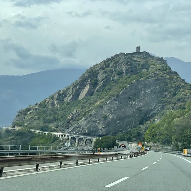 Die Autobahn Richtung Mont Blanc führt in einen Tunnel unter einem