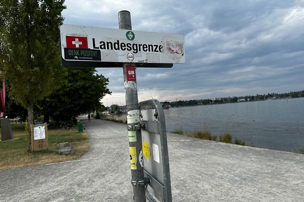 Grenzschild Deutschland – Schweiz am Ufer des Bodensees
