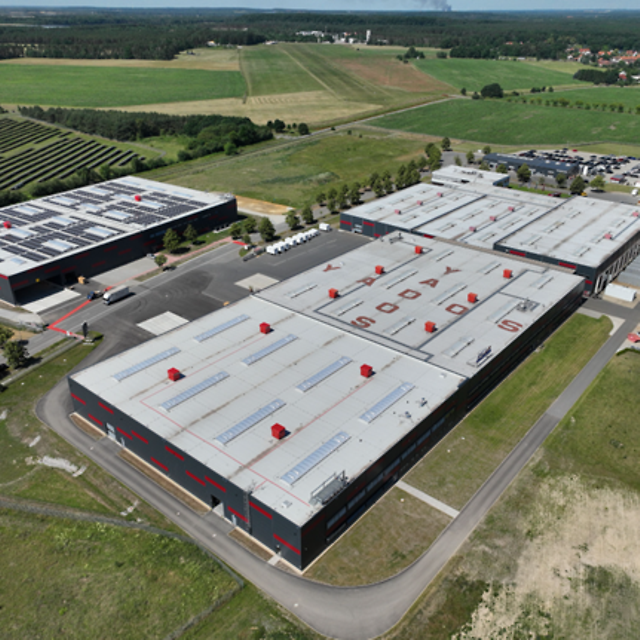 Betriebsgelände von YADOS mit Produktionshallen