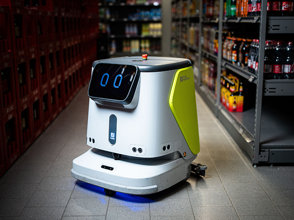 Autonomer Reinigungsroboter in einem Supermarkt