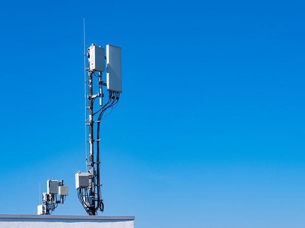 5G and LTE antenna system on a building rooftop – the foundation for connected mobility.
