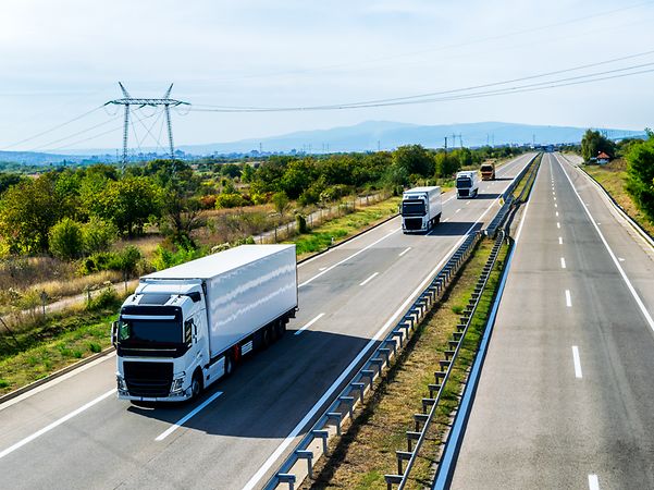 Trucks on the highway, supported by Telekom IoT for efficient and networked fleet management.