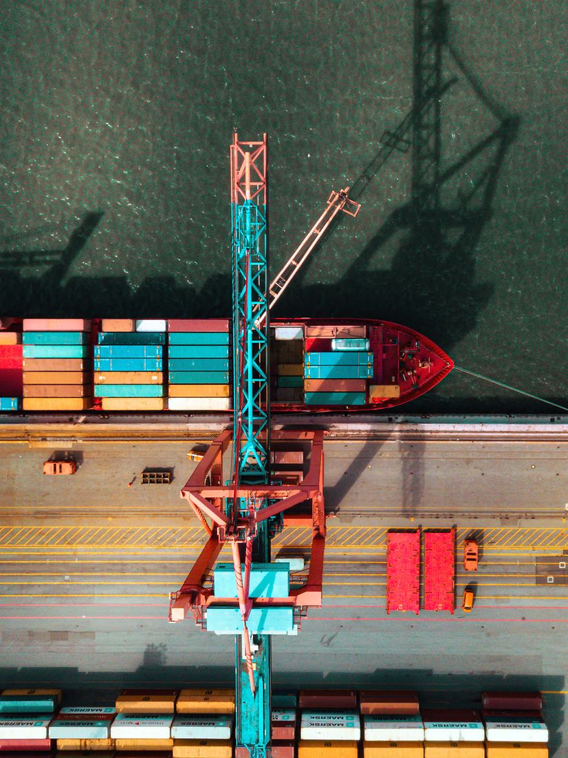 Cargo ship in port loading containers, supported by Telekom IoT for real-time tracking