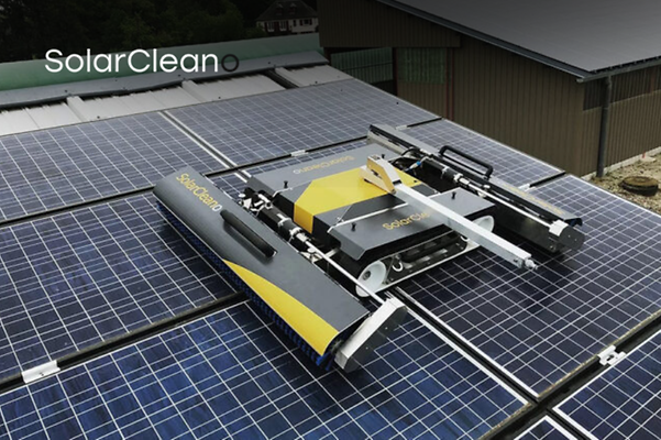 Rengöringsrobot från SolarClean på en solpanel