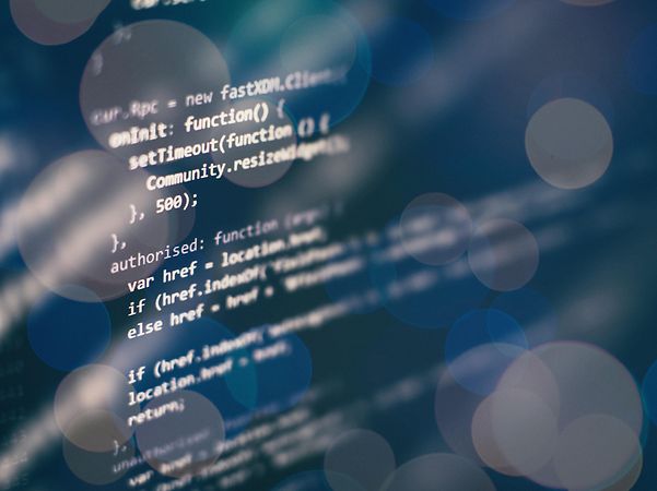 Abstrakt visualisering av programmeringskod med suddiga ljuseffekter.