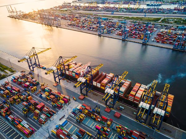 Utsikt uppifrån: Containerhamn med några traverskranar