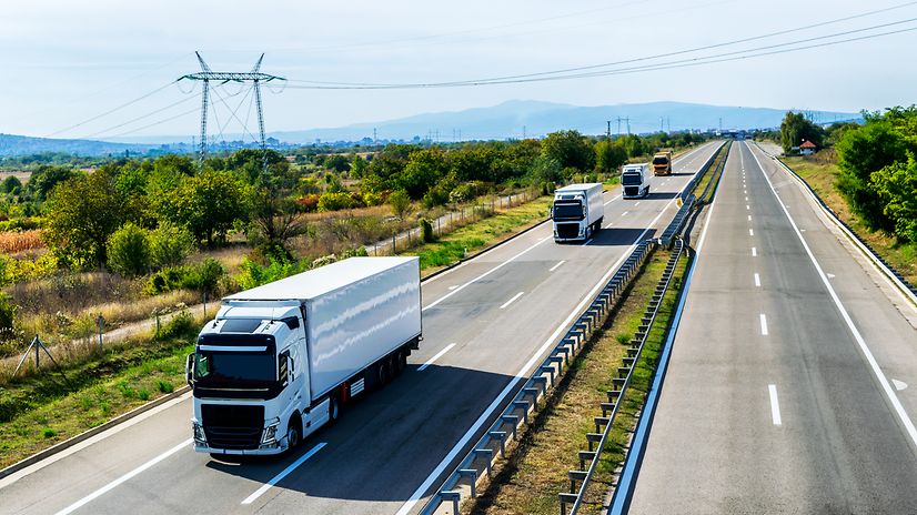 Lastbilar på motorvägen, med stöd av Telekom IoT för en effektiv och nätverksbaserad fordonsparkshantering.