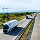 Lastbilar på motorvägen, med stöd av Telekom IoT för en effektiv och nätverksbaserad fordonsparkshantering.