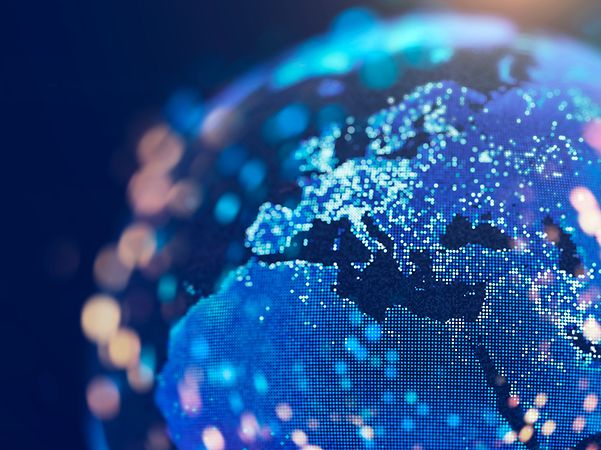 Digital världskarta med lysande datapunkter – som symboliserar global IoT-uppkoppling.