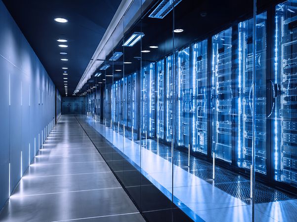 ”Ett modernt datacenter med blåbelysta serverrack – grunden för edge computing och IoT.”
