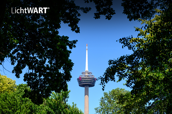 Deutsche Funkturm mitt bland träden