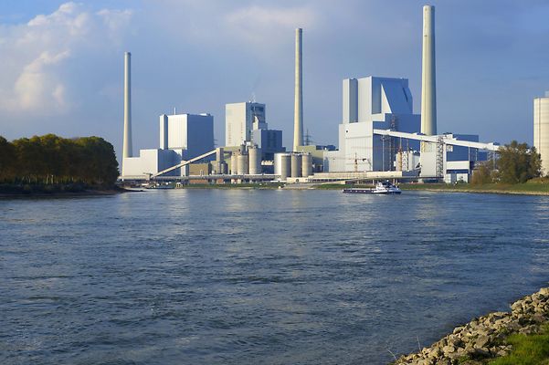 Kraftverk vid en flod