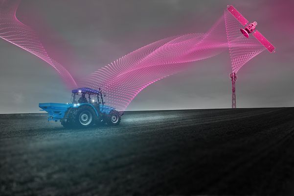 En traktor på en åker med abstrakta rutnätlinjer i magenta.