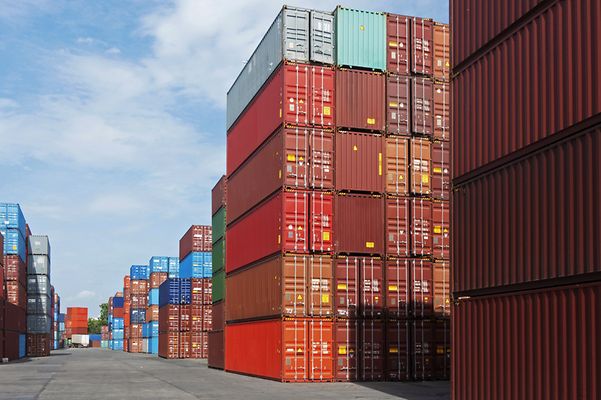 Contenedores apilados en un puerto para el transporte y la logística.