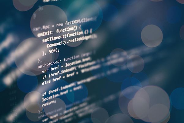 Visualización abstracta de código de programación con efectos de luz difuminados.
