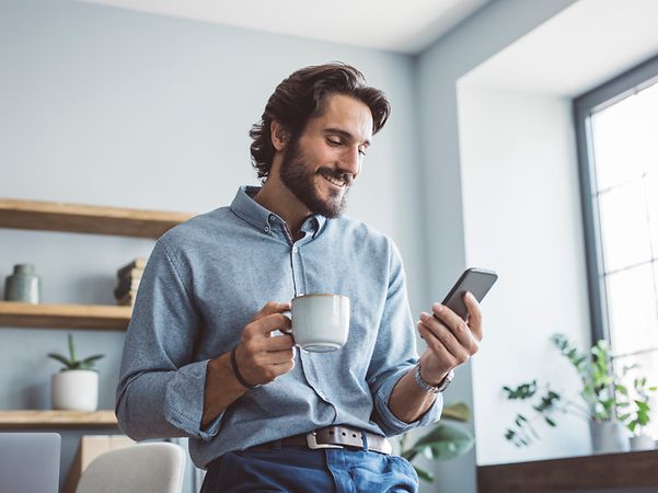 Un empleado utiliza el sistema de control individual del edificio desde su smartphone