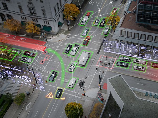 Cruce de una ciudad inteligente con vehículos conectados y superposición de datos digitales de tráfico.