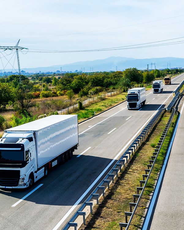 LKWs auf der Autobahn, unterstützt durch Telekom IoT für effizientes und vernetztes Flottenmanagement.