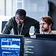 Zwei Personen im Büro analysieren IoT-Daten am Computer 