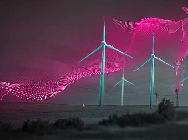 Windräder mit abstraktem Schleier, der ein Netz darstellt, in magenta Farben.