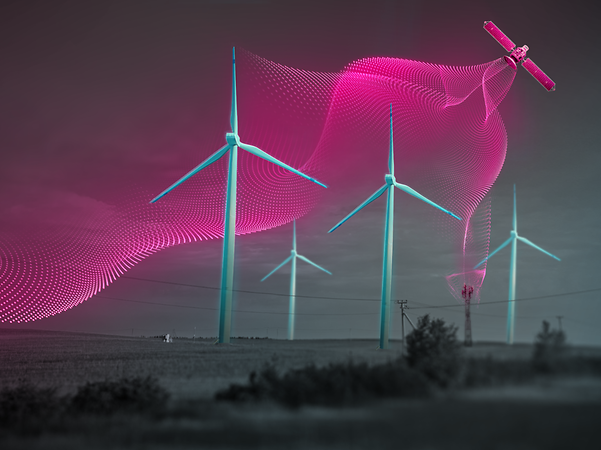 Windräder mit abstraktem Schleier, der ein Netz darstellt, in magenta Farben.