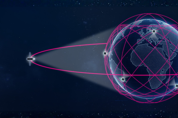 Satellit im Weltraum mit abstrakter Weltkugel und Linien.