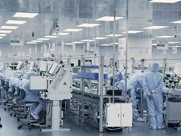 Forscher arbeiten im Labor von Biotronik