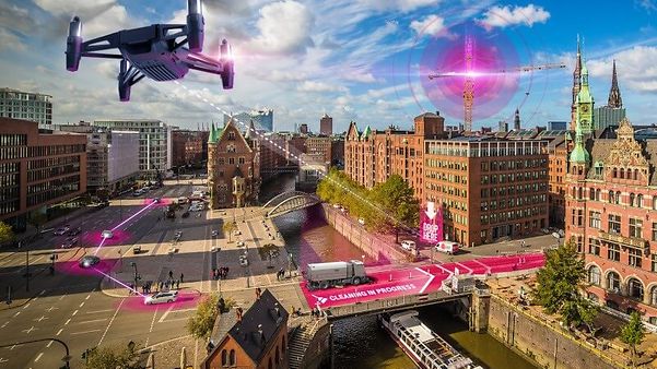 Eine Drohne überfliegt Stadt, und nutzt Precise Positioning zur zentimetergenaue Ortung von autonomen Maschinen