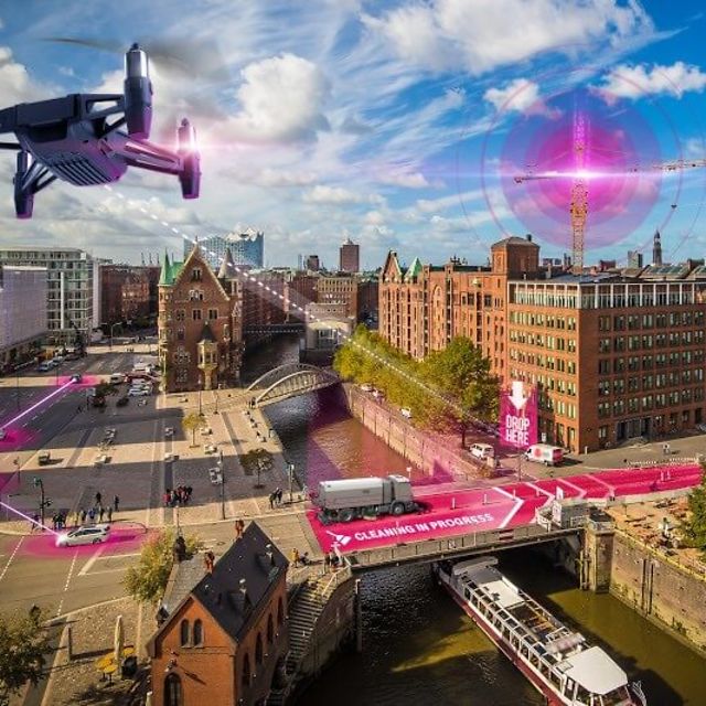 Eine Drohne überfliegt Stadt, und nutzt Precise Positioning zur zentimetergenaue Ortung von autonomen Maschinen