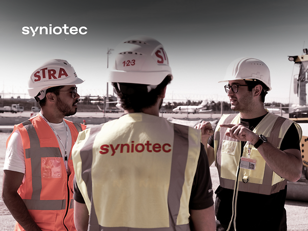 Syniotec Mitarbeiter behalten den Überblick über die verfügbaren Baumaschinen.