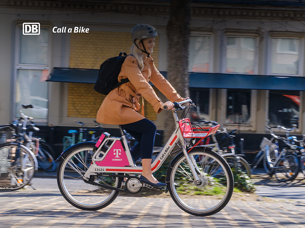 Eine Frau nutzt Call a Bike, das Bikesharing-Angebot der Deutschen Bahn
