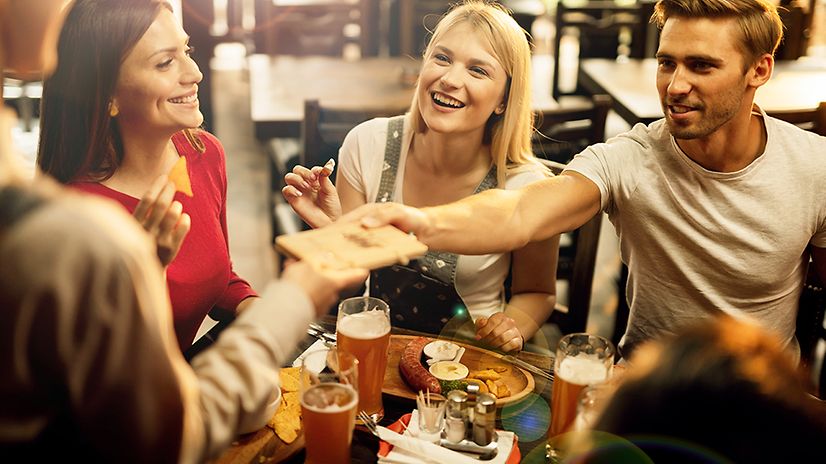 Gruppe junger Menschen in einem Restaurant