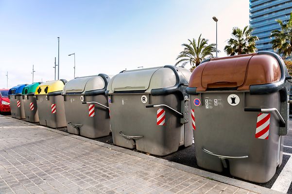 Reihe von Müllcontainern für Recycling und Abfallmanagement in der Stadt.