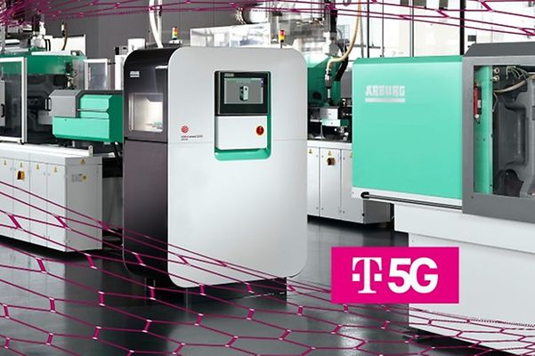 Fabrikhalle mit 5G Telekom Logo