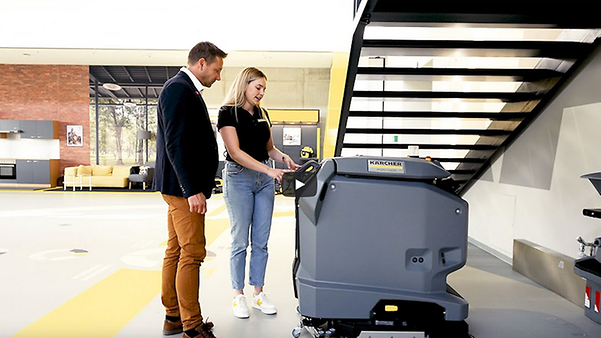 Zwei Personen bedienen eine Kärcher Scheuersaugmaschine
