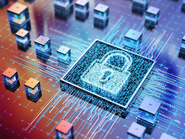 Symbolisches Bild einer digitalen Platine mit leuchtendem Sicherheitsschloss für Cybersecurity.