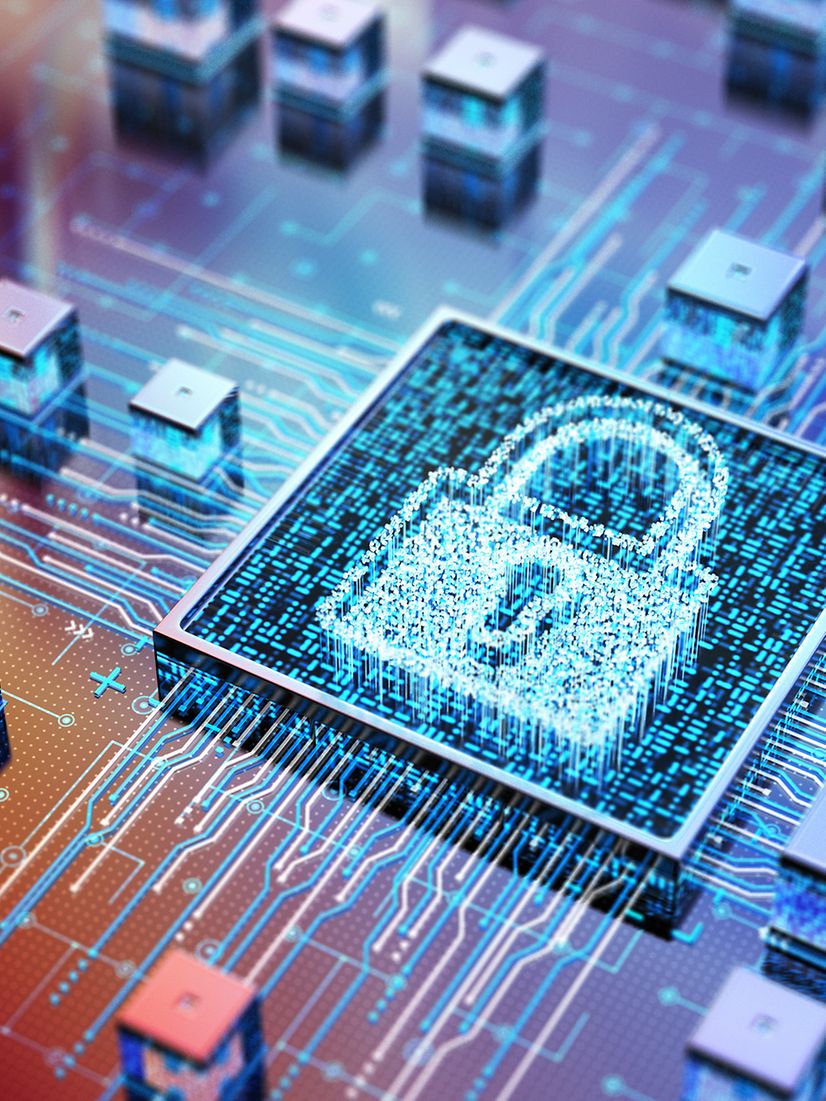 Symbolisches Bild einer digitalen Platine mit leuchtendem Sicherheitsschloss für Cybersecurity.
