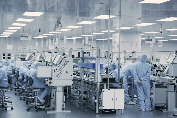 Forscher arbeiten im Labor von Biotronik