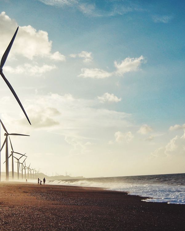 Windräder am Meer zur nachhaltigen Energieerzeugung als kritische Infrastruktur.