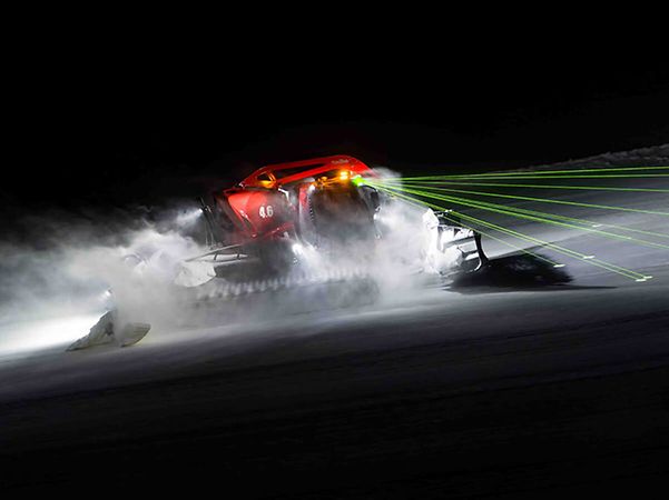 PistenBully im Einsatz bei Nacht mit LiDAR-Laserstrahlen