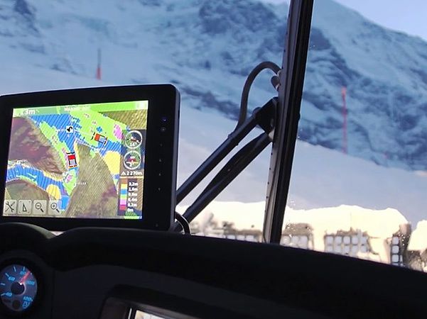 Display in PistenBully Cockpit visualisiert Schneetiefen