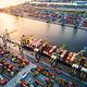 Blick von oben: Containerhafen mit einigen Brückenkränen