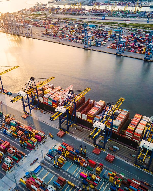 Blick von oben: Containerhafen mit einigen Brückenkränen