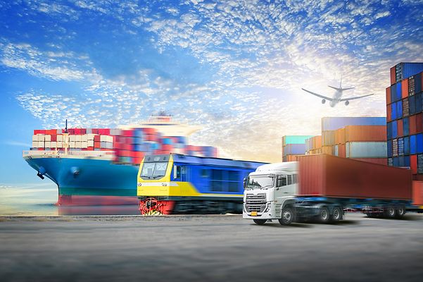Fotomontage: Ein Containerschiff, ein Güterzug, ein LKW und ein Flugzeug vor einem Containerhafen