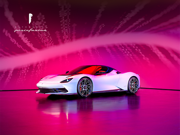 Der Super-Sportwagen Battista von Pininfarina vor magentafarbenem Hintergrund
