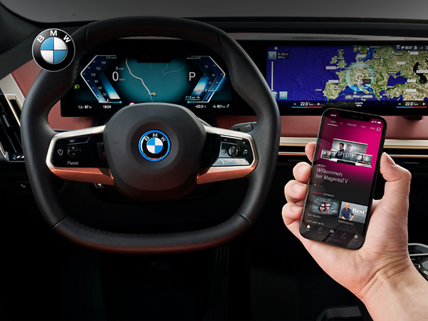 Digital vernetztes Cockpit in einem BMW mit Smartphone-App – Konnektivität von Auto und Endgeräten.