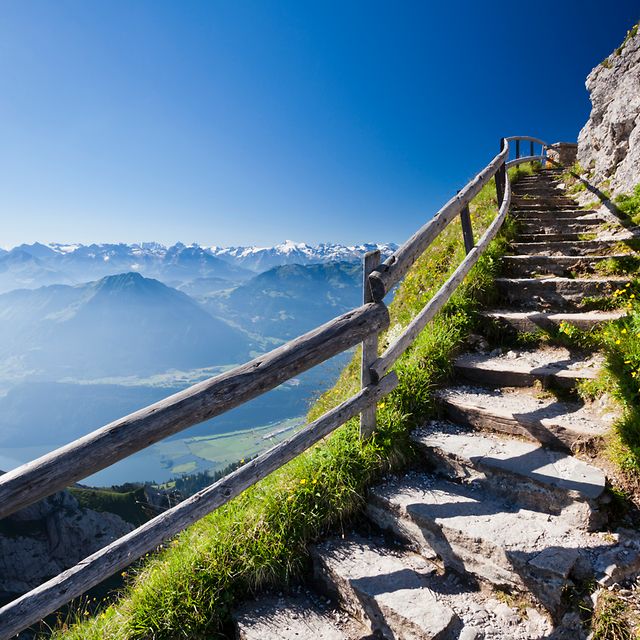 Eine steinerne Treppe auf einem Berg führt Richtung Gipfel.